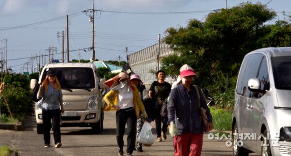 오후 5시면 일하러 갔던 중국 이주민들은 타고 갔던 승합차를 타고 교회 앞으로 돌아온다. 식사 준비조는 저녁 식사를 차리고 다른 이들은 샤워를 한다. /허아은 기자