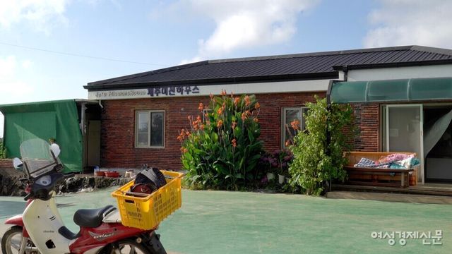 한경면의 만성적인 일손 부족 현상을 보완하는 것은 종교를 중심으로 모인 중국 이주민들이다. 이들은 기독교 신앙을 기반으로 공동생활을 하고 있다. /허아은 기자