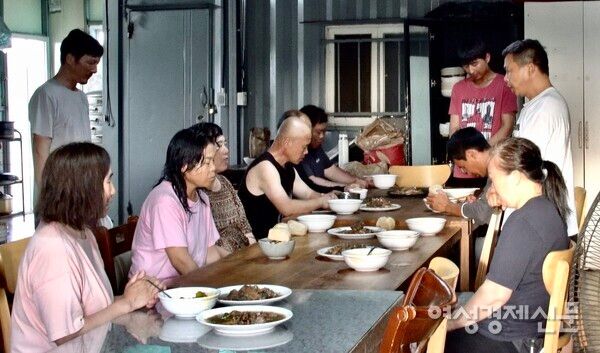 허기지더라도 저녁 식사 전 '식전 기도'는 필수다. /허아은 기자