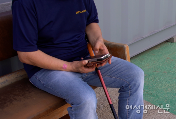 장 목사는 선주민 농장주와 중국 이주민을 연결해준다. 잦은 통화로 청력이 떨어져 스피커폰 모드로 통화한다. /허아은 기자