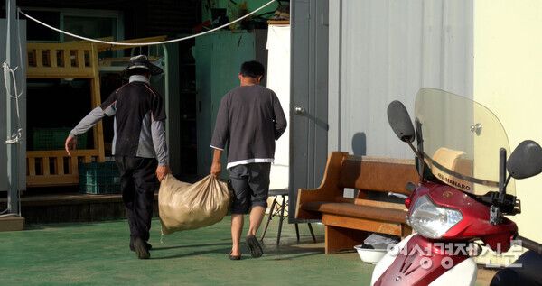 한경면에서 공동생활 하는 중국 이주민 중 한국에서 노동이 가능한 비자를 보유한 이는 거의 없다. /장세곤 기자
