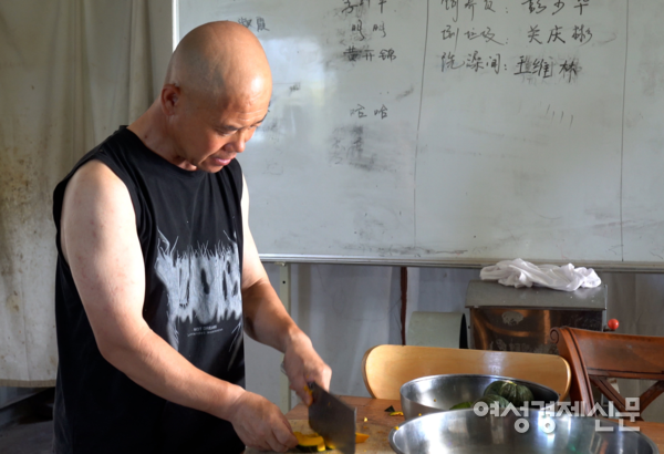 중국 이주민 구훙원(가명) 씨가 저녁 식사 메뉴 재료인 단호박을 손질하고 있다. 이는 일하러 갔던 농장에서 받은 것이다. /장세곤 기자