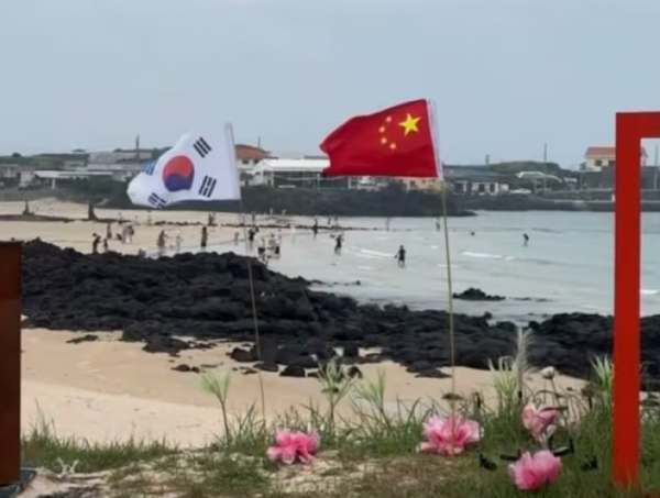 지난달에는 중국인으로 추정되는 인물이&nbsp;우도면 하고수동해수욕장&nbsp;중국 국기인 오성홍기를 설치했다가 민원에 철거되는 사건도 발생했다. /SNS