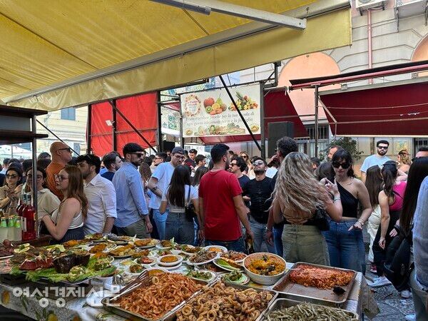 팔레르모의 발라로(Ballaro)시장, 저렴한 길거리 음식으로 유명하다. /사진=박재희