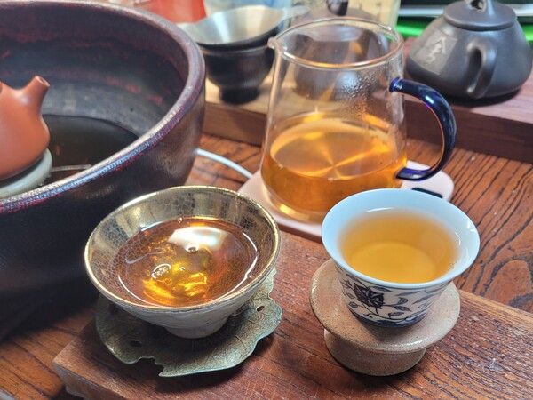 2017년 산 이무 마흑 고수차. 만들어진 지 9년이 된 차의 탕색이 황금색에 가깝게 고급져 보인다. 금잔에 담아 보니 눈으로 마시는 맛이 한 맛을 더해준다. /김정관