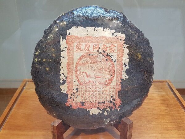 보이차의 골동품이라 불리는 호급 차 '동경호'는 만들어진 지 100년이 지난 차로 존재 자체만으로 경외의 대상이 된다. 송빙호 등의 호급 차는 이무 차로 만들어졌으나 지금은 맹해 차와 임창 차가 주류다. 이무 차가 지난 시절의 영화를 다시 누릴 수 있을 지는 지켜볼 일이다. /사진 출처=다음 카페 차연구소