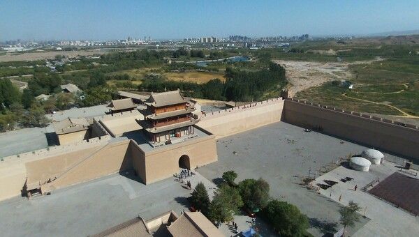 가욕관(嘉峪關)은 말과 낙타가 교통수단으로 이용되지 않은 까닭에 오히려 예전에 비해 퇴락하는 느낌이 있다. 기차역과 자동차 도로는 환경을 생각해 멀리 떨어져 있다. 지나는 여행객들도 열성적으로 찾지는 않는다. /출처=위키피디아 커먼스