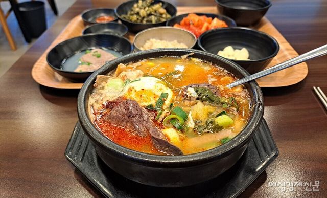 그릇에서 피어오르는 김, 숟가락에 실린 온기, 혀끝을 데우는 첫 국물. 국밥은 하루를 견디게 하는 장치다. /이상무 기자