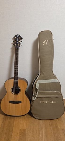 오래 전에 사 두었던 기타가 드디어 빛을 보게 되었다. /박종섭