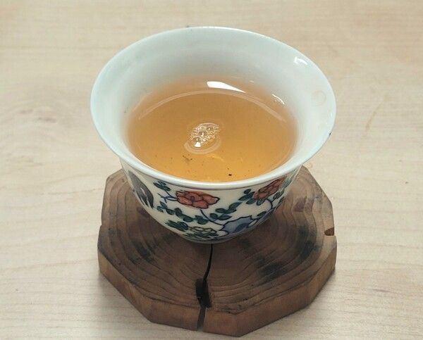 명서원 애뢰산 야생차는 2015년에 만든 차로 십 년이 지났지만 건조한 곳에 보관되어 탕색은 아직 처음 만든 상태와 큰 변화가 없어 보인다. /김정관