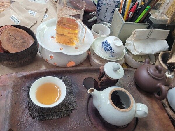 제 사무실의 업무 공간 한쪽에 마련된 차상이라 정돈되지 못한 모습이다. 겨울에는 워머를 써서 숙우를 데워 따뜻한 상태를 유지해서 차를 마신다. /김정관