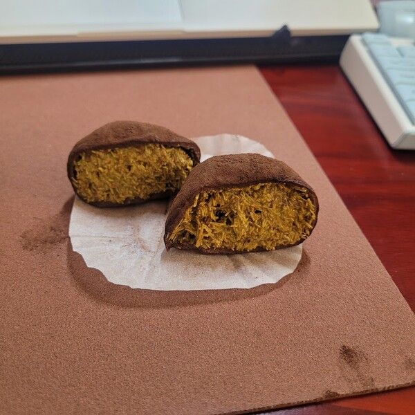 며칠전 드디어 유행하는 ‘두바이 쫀득쿠키’를 영접했다. 이게 뭐라고 줄을 30분을 섰다. 먹어 보니 맛좋다. ‘두바이 쫀득쿠키’, 줄여서 ‘두쫀쿠’라는 부르는 것의 매력은 겉과 속의 극명한 대비에 있다.&nbsp;두쫀쿠는 우리 주변의 상처 입은 영혼들과 닮았다. /사진=김성주