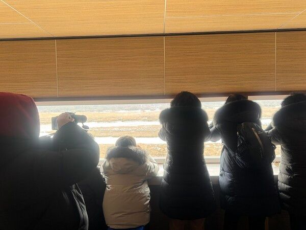 두루미와 독수리를 관찰하는 탐조자들은 새들에게 방해가 되지 않도록 최대한 자신을 숨긴다. 1월 17일 두루미 탐조여행에 참가한 관광객들이 탐조대에서 조용히 두루미를 관찰하고 있다. /제공=마을아카이브