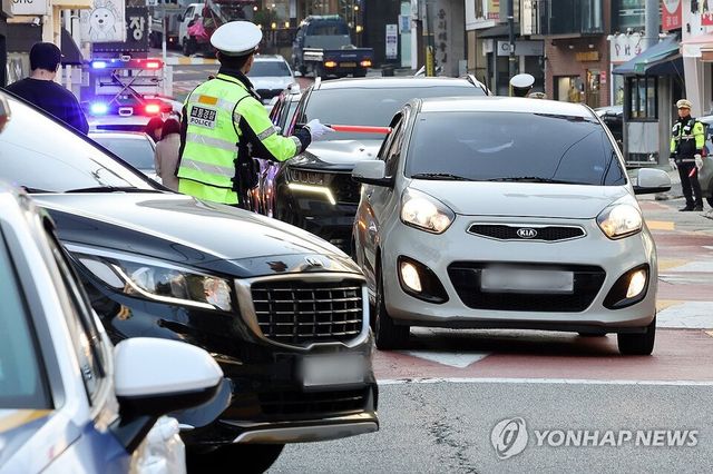 교통단속하는 경찰 /연합뉴스