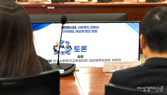 지역사회 통합돌봄 제도 시행으로 실무 역량을 갖춘 사회복지사 수요가 급증했다. 반면 자격증 발급은 165만건에 달해 현장과 괴리가 크다. 전문가들은 실무 중심 교육 개편과 처우 개선이 시급하다고 지적했다. / 김현우 기자