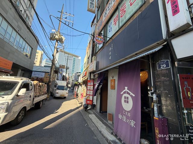 사진 오른쪽, 을지로 골목에 위치한 유카씨의 가게 '을지로 유카네' /김현우 기자
