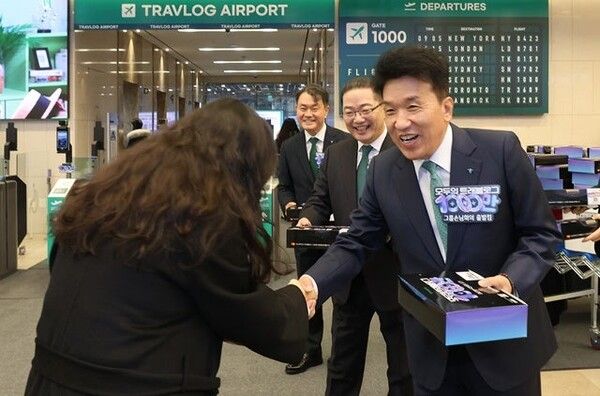 함영주 하나금융그룹 회장이 12월 5일 서울 중구 하나은행 을지로 본점에서 국내 해외여행 대표 플랫폼 '트레블로그' 서비스 가입자 1000만명 돌파 축하 기념행사에서 출근하는 임직원들에게 한정판 기내식을 전달하고 있다. / 하나금융그룹