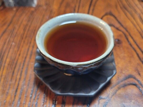 차 탕 색이 싱싱한 돼지 간 색깔로 나오면 발효가 알맞게 되고 보관이 잘 된 숙차로 봐도 좋다. /김정관