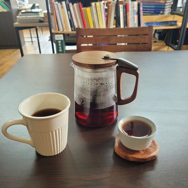 표일배라는 다기를 쓰면 보이차를 사무실에서도 마실 수 있다. 온수기에 뜨거운 물이 있으니 언제든 차를 우릴 수 있다. /김정관