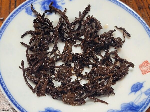 차를 우리고 난 뒤의 찻잎을 엽저라고 하는데 색깔이 검지 않고 갈색이라야 온전한 숙차라고 볼 수 있다. /김정관