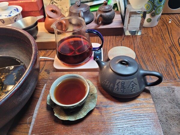 지난 10년 동안 매일 아침 식전에 숙차를 마시고 있다. 아내에게 머그잔에 담아 건네고 500cc 정도가 내가 마시는 분량이 된다. /김정관