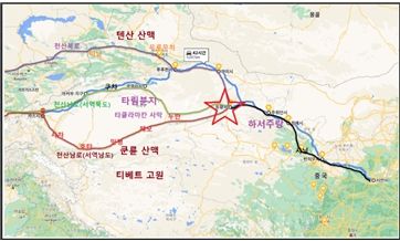 돈황은 하서주랑이 끝나고 천산(天山)을 중심으로 남로와 북로가 갈라지는 지점 중 남로 쪽 오아시스에 위치한다. 광활한 사막과 산맥 대자연을 감상할 수 있는 곳이다. /출처=블로그 jskang4u