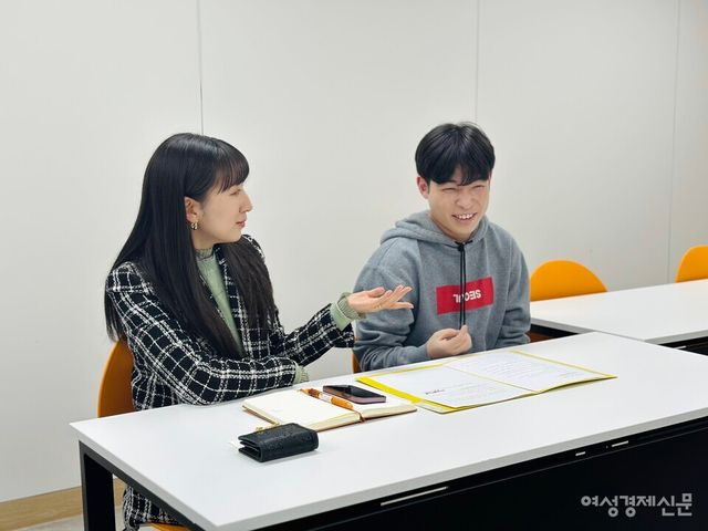 공연을 마친 뒤 관객이 레어드림즈를 어떻게 기억했으면 좋겠느냐는 질문에 황주은 단원(오른쪽)은 ‘극복’이라는 단어를 꺼냈다.&nbsp;김진화 부장은 이 팀이 ‘발판’으로 남기를 바란다고 했다. 작은 사회에서 관계를 경험하고 자신감을 회복한 뒤 바깥 사회로 나아가는 디딤돌이 되길 바란다는 의미다. /김정수 기자