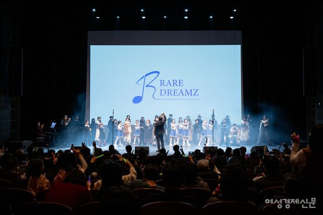 희귀질환 단원로 구성된 레어드림즈(옛 희망의 소리 합창단)가 지난 1월 22일 제15회 정기연주회에서 AI 창작곡을 포함한 무대를 선보였다. /한국희귀·난치성질환연합회 제공