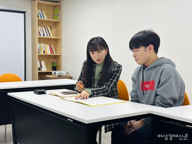 (왼쪽부터) 레어드림즈(RARE DREAMZ)를 이끄는&nbsp;김진화 한국희귀·난치성질환연합회 부장과 10년 넘게 단원으로 활동하고 있는 황주은 씨 모습 /김정수 기자