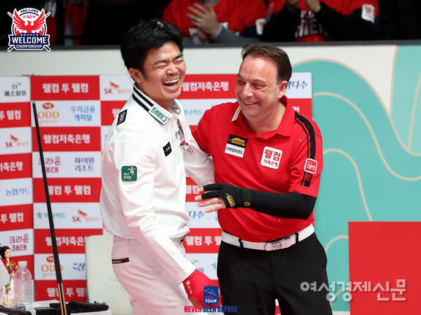 결승전이 끝난 후 서로 축하와 감사를 전하는 우승자와 준우승자. 결국 PBA는 두 명의&nbsp; 영웅을 배출했다. /PBA