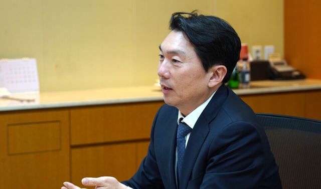 홍은표 블록체인법학회장(법무법인 (유) 광장 변호사)이 지난 11일 여성경제신문과 인터뷰하고 있다. /장세곤 기자