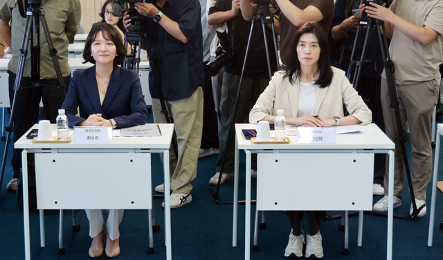 지난해 9월 11일 서울 강남구 네이버스퀘어에서 열린 금융감독원장-빅테크 CEO 간담회에서 참석자들이 이찬진 금융감독원장의 발언을 듣고 있다. 왼쪽부터 최수연 네이버 대표이사 사장, 정신아 카카오 대표이사. / 연합뉴스