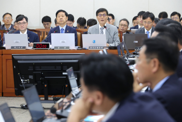 이창용 한국은행 총재가 지난해 7월 19일 국회에서 열린 기획재정위원회 전체회의에서 원화 스테이블코인 정책 관련 보고를 하고 있다. /연합뉴스