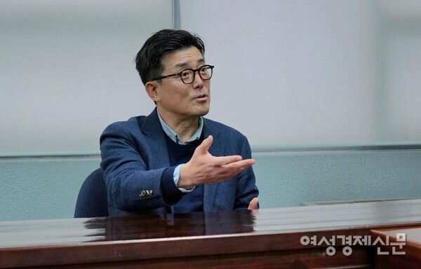 차현진 호서대학교 디지털금융경영학과 교수가 지난 1월 30일 여성경제신문과 인터뷰를 하고 있다. /이상헌 기자&nbsp;