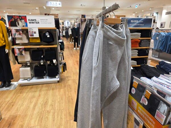 쇼핑몰 매장에서도 제일 잘 팔리는 품목 중 하나는 회색 추리닝 바지라고 한다. /사진=홍미옥