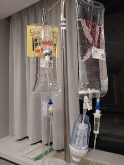 아이스 커피가 간절해 링거대를 밀며 카페 앞을 서성이던 할매 환자가 저랍니다. /이수미