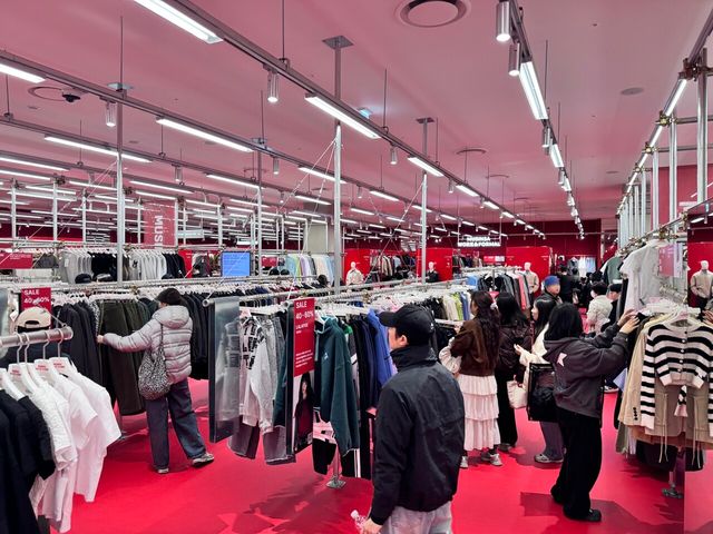 서울시 은평구에 위치한 롯데몰 은평점 지하 1층에 국내 최초로 선보인 '무신사 아울렛&유즈드' 매장을 찾은 고객들의 모습 /롯데백화점