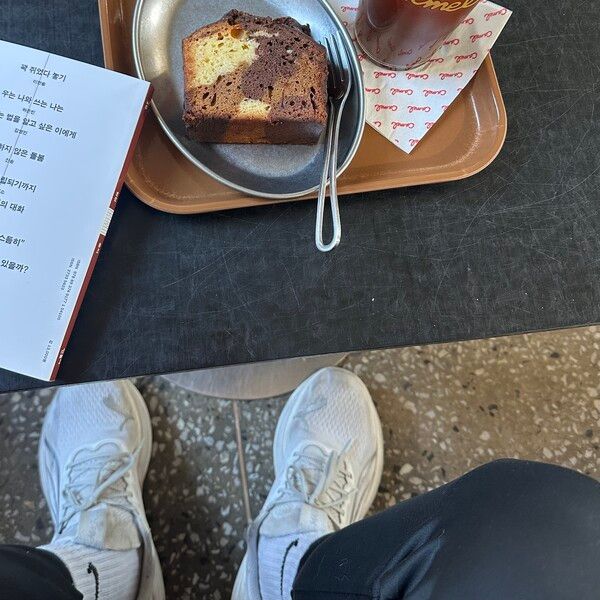 러닝 조끼 덕분에 달리기 후 카페에서 책 한 권을 읽을 수 있는 여유가 생겼다. /권혁주