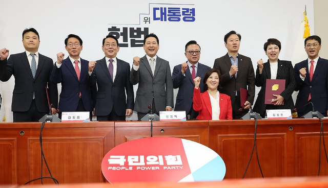 국민의힘 장동혁 대표가 지난해 10월 10일 서울 여의도 국회에서 열린 주식 및 디지털자산 밸류업특별위원회 임명장 수여식에서 김상훈 위원장을 비롯한 위원들과 기념촬영을 하고 있다. /연합뉴스