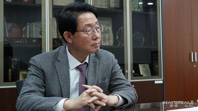 김상훈 국민의힘 의원이 지난 1월 23일 사무실에서 여성경제신문과 인터뷰하고 있다. 김 의원은&nbsp;혁신뿐만 아니라 안전성에도 높은 비중을 둬 제도 설계를 해야 한다고 주장했다. /이상헌 기자