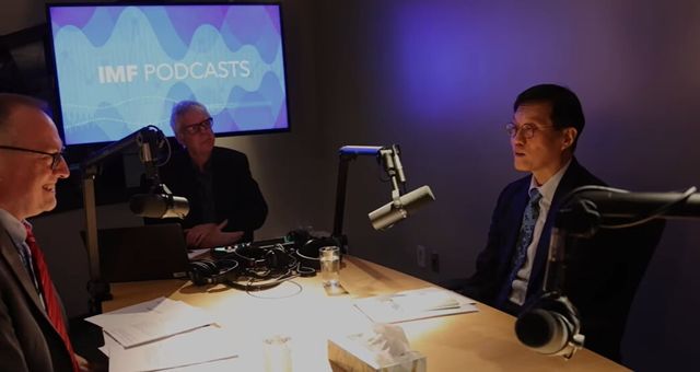 이창용 한은 총재(오른쪽)가 지난해 12월 11일 IMF 팟캐스트에 출연해 대담하고 있다. /한국은행