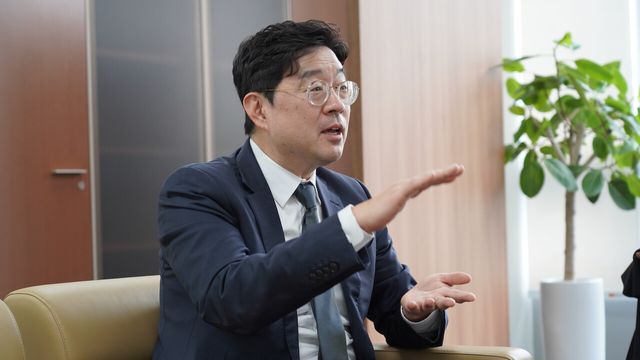 주현철 변호사가 원화스테이블 코인 정책과 관련해 여성경제신문과 인터뷰하고 있다. / 김민 기자