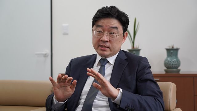 주현철 변호사가 원화스테이블 코인 정책과 관련해 여성경제신문과 인터뷰하고 있다. / 김민 기자