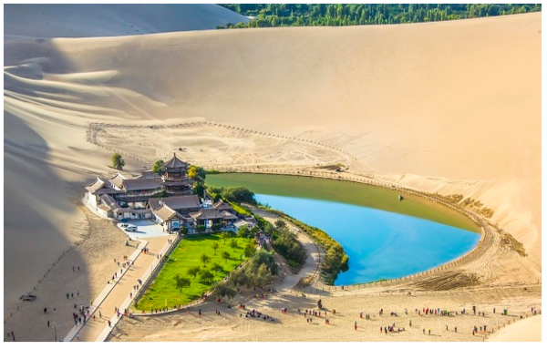 둔황 명사산 북쪽 언덕에 위치한 초승달 모양의 호수 월아천은 사막의 생명수 역할을 한다. /출처=차이나데일리