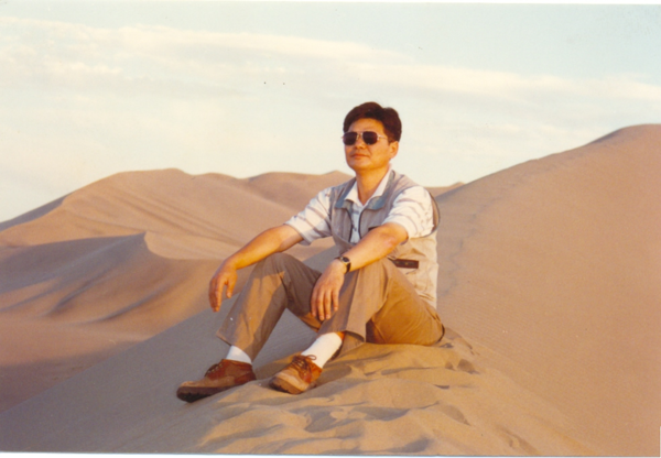 사막의 바람이 빚어낸 명사산의 유려한 곡선은 밤사이 자연의 힘으로 원형을 복원한다. /손흥철