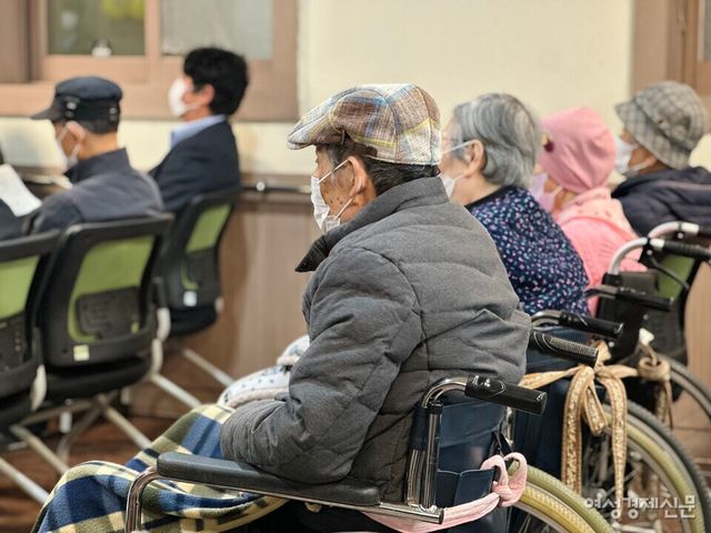 지난 13일 효자의집 강당에서 출판기념회가 열렸다. 행사에서는 어르신들이 자서전 일부를 직접 낭독하고 가족과 직원들이 함께 시간을 나눴다. /김정수 기자