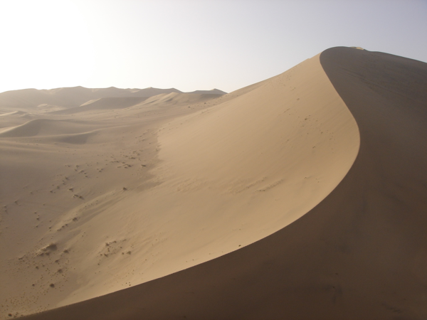 둔황의 모래 언덕은 낮에 관광객에 의해 허물어졌다가 밤이 새고 나면 원형대로 복원된다. /출처=차이나데일리