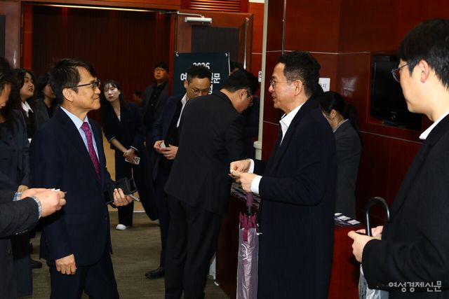 제10회 여성경제신문 금융포럼 시작에 앞서 참석 내외빈을 맞이하고 있다. /류빈 기자