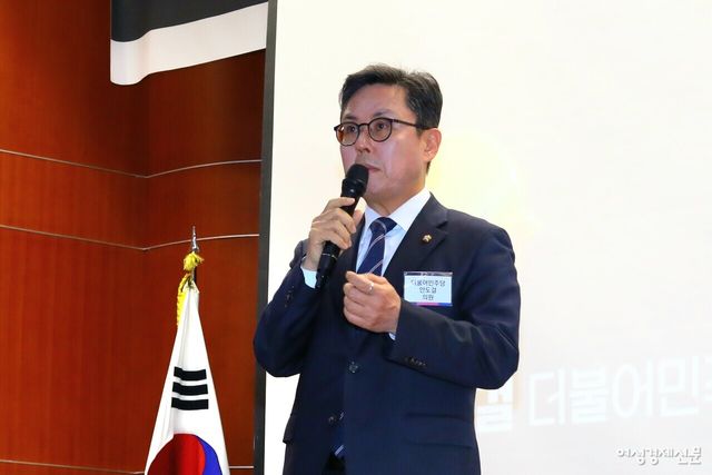 18일 한국금융투자협회 불스홀에서 개최한 제10회 여성경제신문 금융포럼에서&nbsp;안도걸 더불어민주당 의원이 축사를 하고 있다.&nbsp; /류빈 기자