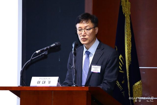 18일 서울 여의도에서 개최된 여성경제신문 제10회 금융포럼에서 발제를 맡은 이대기 한국금융연구원 선임연구위원은&nbsp;스테이블코인 확산으로 예금 기반이 약화되며 은행의 전통 수익 구조(NIM)는 흔들릴 가능성이 있다고 분석했다. /류빈 기자